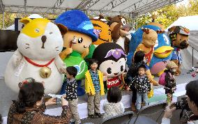 Kids snapped with mascots at maglev fair