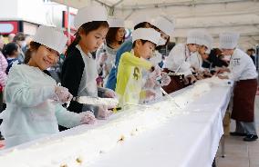 World's longest cake roll made in Japan