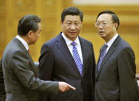 Chinese leaders exchange words at Great Hall of People