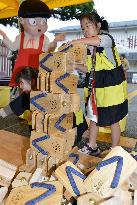 Competition held for piling 'geta' wooden clogs