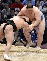 Yokozuna Harumafuji beats Ichinojo at Kyushu sumo