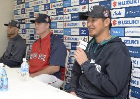 MLB All-Stars meet press in Japan