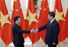 Chinese, Vietnamese presidents shake hands in Beijing