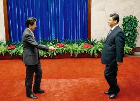 Japanese PM Abe, Chinese Pres. Xi hold talks for 1st time