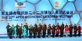 APEC leaders pose for commemorative photo