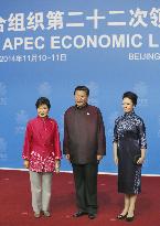 Chinese Pres. Xi and S. Korean Pres. Park at APEC summit