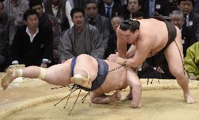 Yokozuna Hakuho keeps clean slate at Kyushu sumo