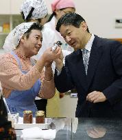 Crown prince at jam-making class