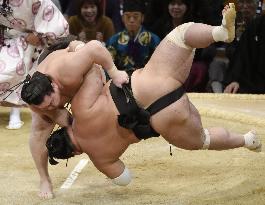 Hakuho stays perfect at Kyushu sumo tournament