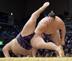 Ichinojo beats Takekaze at Kyushu sumo tournament