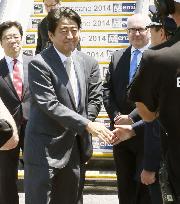Abe arrives in Brisbane for G-20 summit