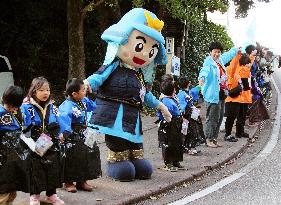 People join hands to link two Ryoma statues