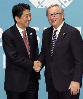 Japan PM Abe, EC Pres. Juncker meet in Brisbane