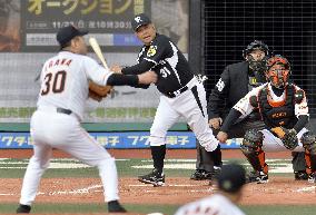 Kakefu hits single from Egawa in Giants-Tigers old timers' game