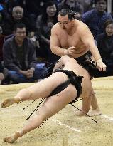 Kakuryu beats Ikioi at Kyushu sumo tournament