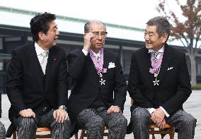 Actor Takakura chats with PM Abe at award ceremony