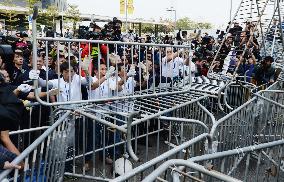 Barricades dismantled under H.K. court order