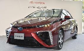 Toyota unveils hydrogen-powered fuel cell car
