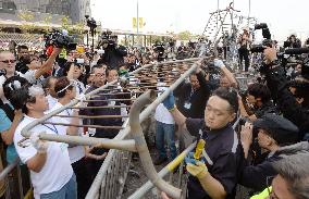 Barricades dismantled under H.K. court order