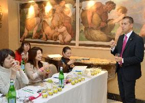Olive oil sommelier class for Japanese held in Rome