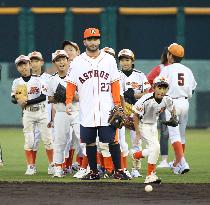 MLB players hold baseball class for kids in Okinawa