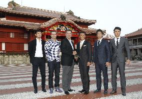 Managers of MLB, Samurai Japan visit Shuri Castle