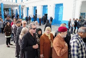 Tunisians vote for 1st freely elected president