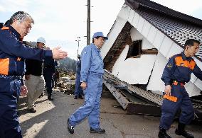 Abe surveys damage from earthquake in northern Nagano