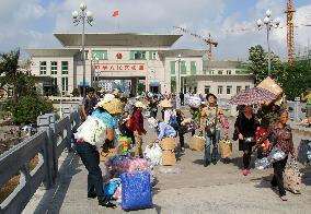 Vietnamese vendors on bridge between 2 nations