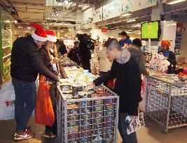 Year-end shopping season begins in New York
