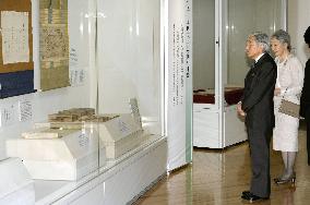 Emperor, empress visit exhibit on Emperor Meiji's poem