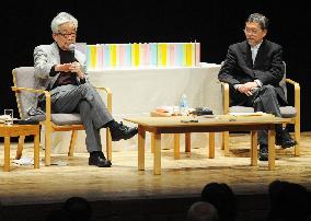 Writers Oe, Ikezawa at open dialogue in Tokyo