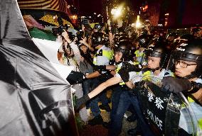 HK pro-democracy protesters clash with police