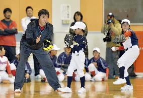 BoSox's Uehara teaches grade school players in Ishinomaki