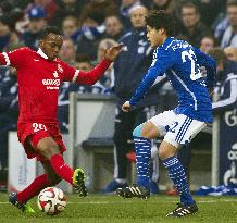 Schalke's Uchida in action against Mainz