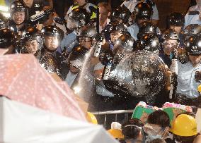 Police spray tear gas at HK demonstrators