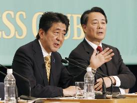 Abe, Kaieda in debate session