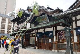 Year-end clean-up held at Dogo Onsen Honkan