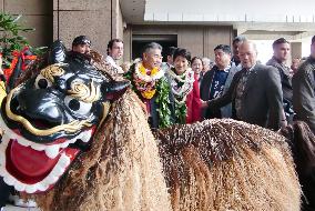 New Hawaii governor welcomed by Okinawa dance