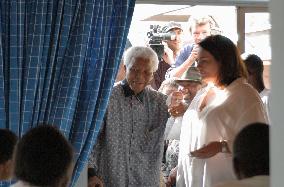 Mandela's private secretary helps him cast ballot