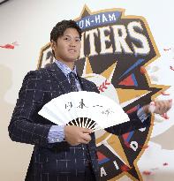 Otani signs 100-mil.-yen contract with Fighters