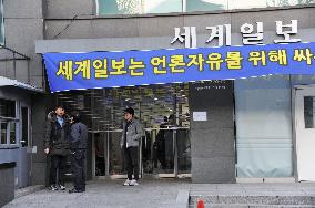 S. Korean paper workers guard against prosecution raid