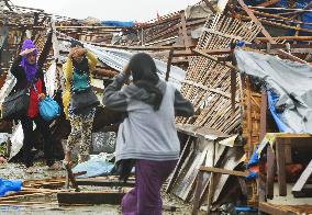 Typhoon Hagupit sweeps Philippines, including Haiyan-hit areas
