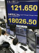 Dollar hits fresh 7-yr high in upper 121 yen