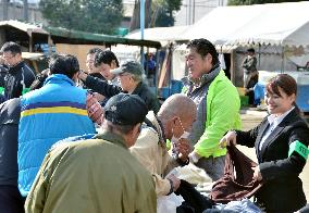 Police, volunteers give away warm clothes to day laborers