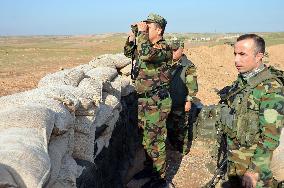 Kurdish troops stand guard against Islamic militants