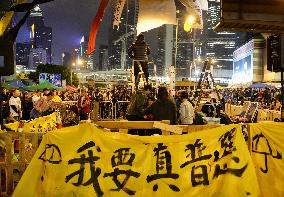 H.K. police to clear pro-democracy occupation site