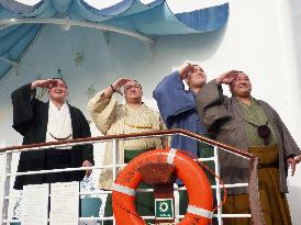 Sumo wrestlers entertain fans on 3-day cruise