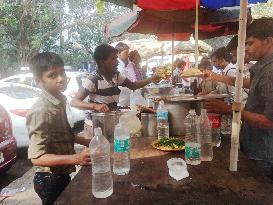 Teen works at Mumbai stall without attending school