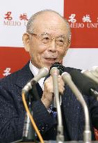 Nobel laureate Akasaki returns home